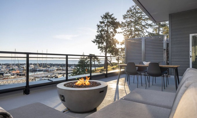 Regional District of Nanaimo Apartment | Suite #204 · Suite 204: Contemporary Oceanfront Accommodation
