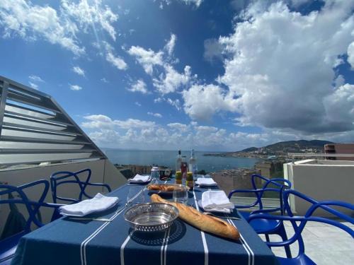 Le Ricanto Bed & Breakfast | Suite avec 2 chambres d'hôtes pour 1 à 4 personnes avec vue mer, terrasse, parking privé, proche port et aéroport, petit déjeuner inclus