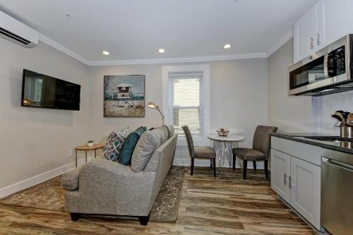 Dupont Circle Bed & Breakfast | Suite C - Dupont Circlekalorama Luxury Apartment