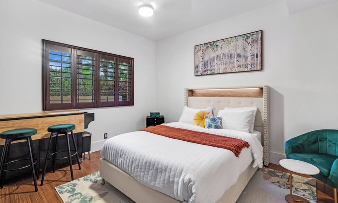 SilverLakes Apartment | Suite for 2 . Water views ,parking space ,great location