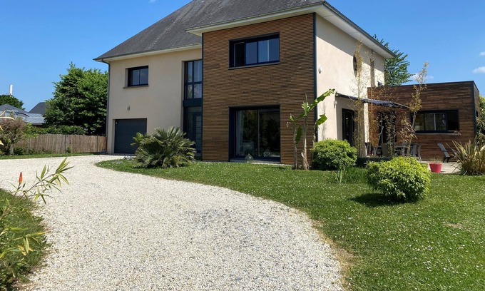 Sarge-les-le-Mans Villa | Suite in a quiet, wooded villa with private rooftop terrace