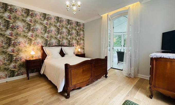 Aubin Bed & Breakfast | Suite-Luxury-Private Bathroom-Park view