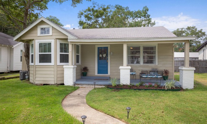 Biloxi House | Suite Magnolia in Ocean Springs Downtown Area. Close go all the action.