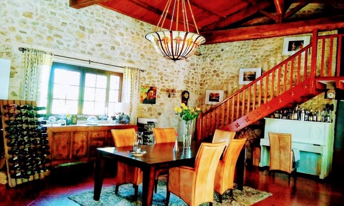 Savignac-de-Duras Bed & Breakfast | Suite Maison à votre santé bed and bathroom incl 60m2 living/dining room