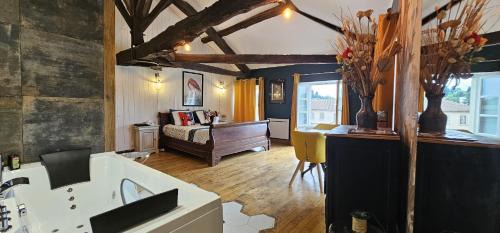 Confolens Apartment | Suite Penthouse Romantique, Confolens, Charente