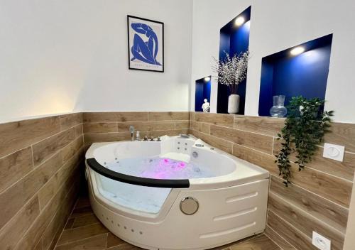 Les Chutes Lavie Apartment | Suite romantique avec Balnéo