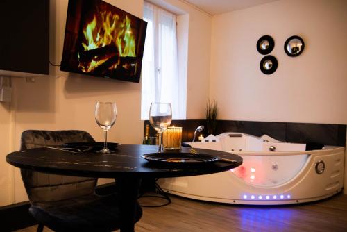 Moulins Apartment | Suite Romantique Jacuzzi