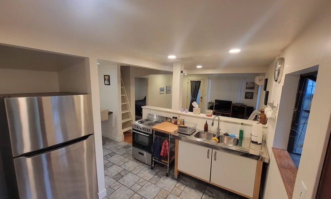 Shoreline House | Suite Sounds of Seattle, close to parks, shopping, and restaurants
