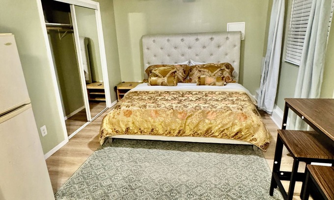 South Redlands House | Suite with separate entrance, Ac and kitchenette