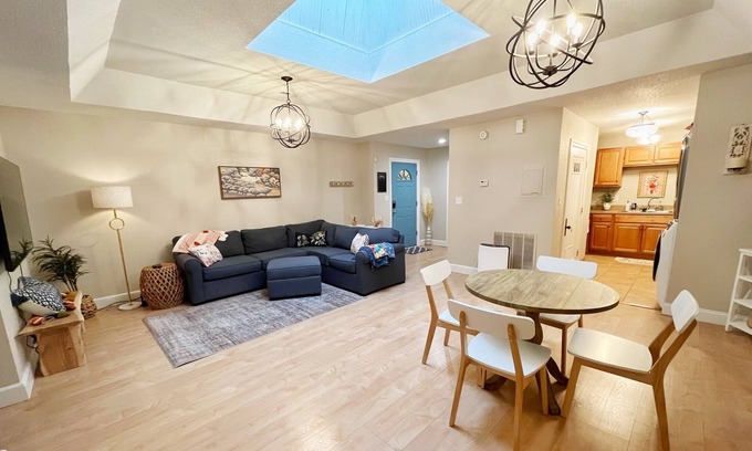 Oread Apartment | #SuiteDreamsLawrence - Historic Downtown Loft - sleeps up to 6!