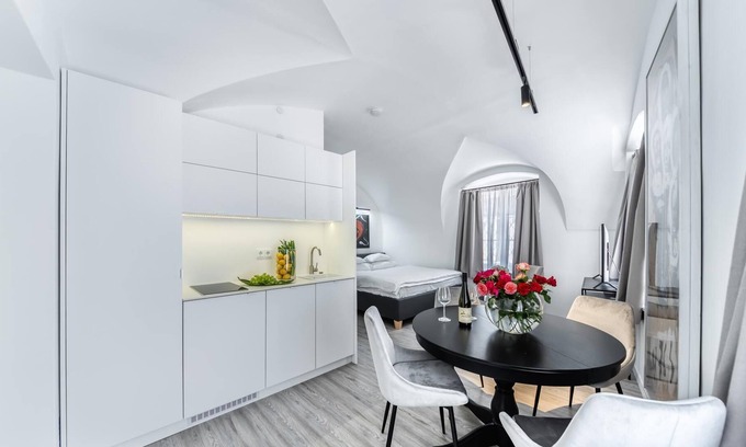 Krems an der Donau Apartment | Suiten Apartment “Art Collection“ with Kind Bed, Air Conditioning and two separate Bedrooms