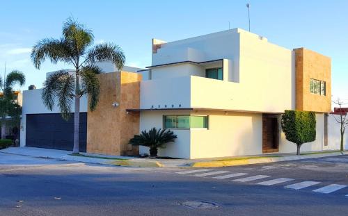 Villa de Alvarez Hotel | Suites Lagunas