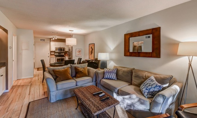 Folly Field Villa | ~Sum & Fall Discounts! 5 Min Walk to Beach! 2025 Updates, Clean, Comfy, Secure!
