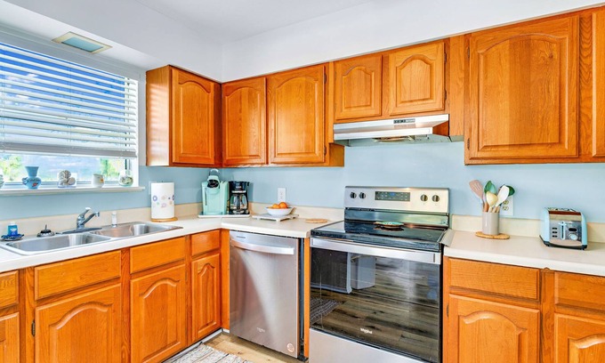 St. George Island House | Summer 2024 Still Open! Beautiful Bay View Home! Sleeps 6! Bright Décor! Pets ok