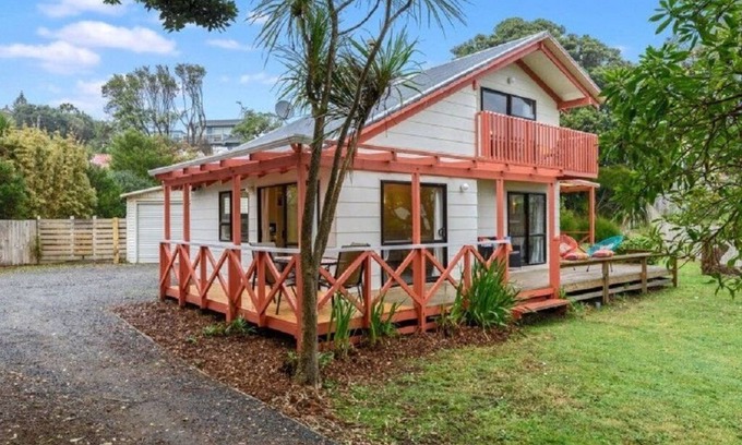 Raumati South House | Summer by the beach