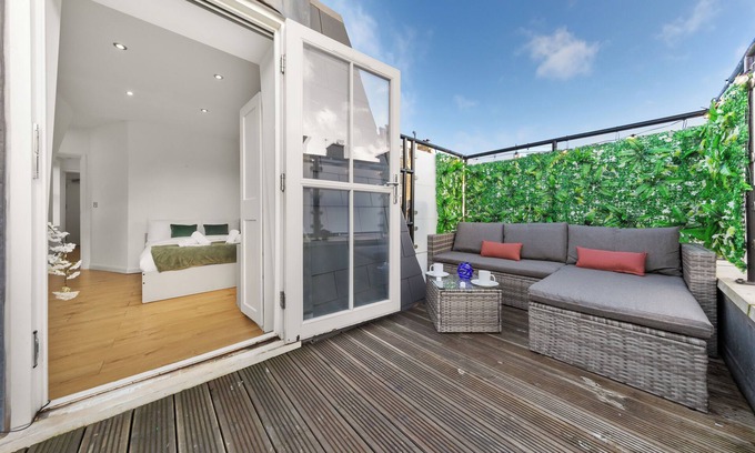 Latchmere Apartment | Summer Chelsea-Battersea Apartment w/Private Rooftop Terrace