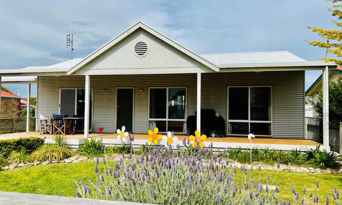 Waterhouse House | SUMMER DAYSIES - Pet Friendly WiFi