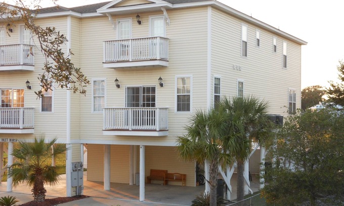 Garden City House | SUMMER DISCOUNT 5 BR/5.5BA-1BLK frm Beach/Marsh/Dock/Pvt Pool/Pet Friendly