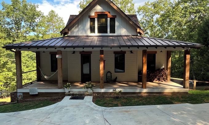 Demorest House | Summer Discount! 7 BR Luxury River home, hot tub, kayak, game room, fire pit