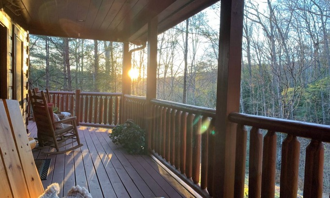 Gatlinburg - Pigeon Forge Cabin | SUMMER DISCOUNT Quiet/close to fun&Smokies,AMAZING DECK,over150 5 star reviews