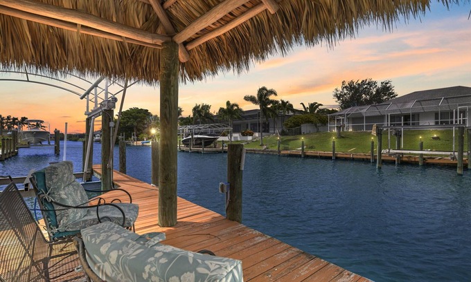 Cape Coral House | Summer discounts! Salt water heated pool home on intersecting canals w/bikes & kayaks - Villa Aleena
