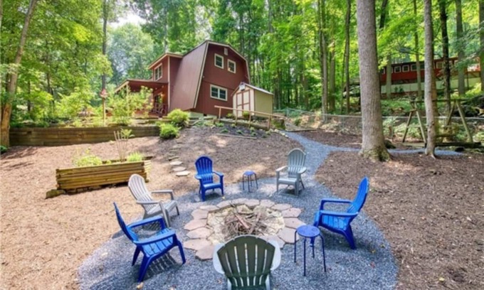 Sherwood Forest House | Summer fun! Firepit- Fenced yard - Fireplace- Foosball!