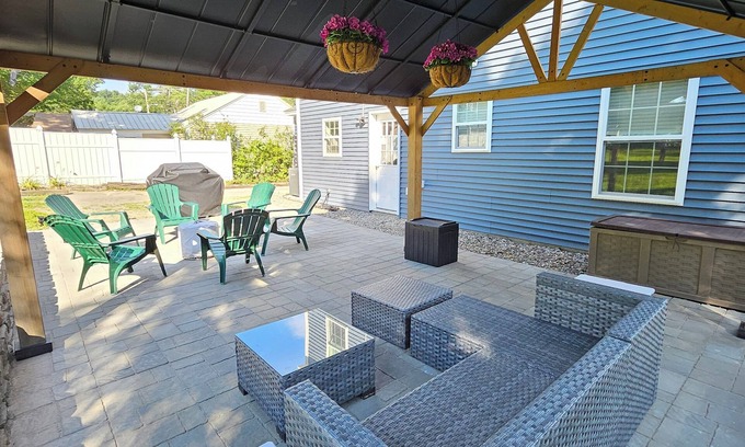 Meredith House | Summer Getaway, 4-BR, Sleeps 14, Large Yard