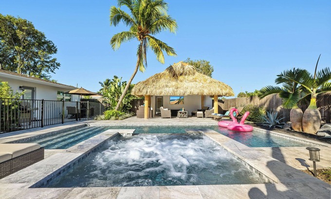 Pineapple Grove Arts District Apartment | ☀️Summer Getaway 🌺 Pool Spa Steps to Atlantic