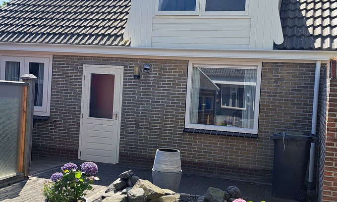 Petten House | Summer house 2 persons "directly" by the sea, beach, forest and dunes (free WIFI)