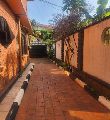 Muyenga House | Summer house