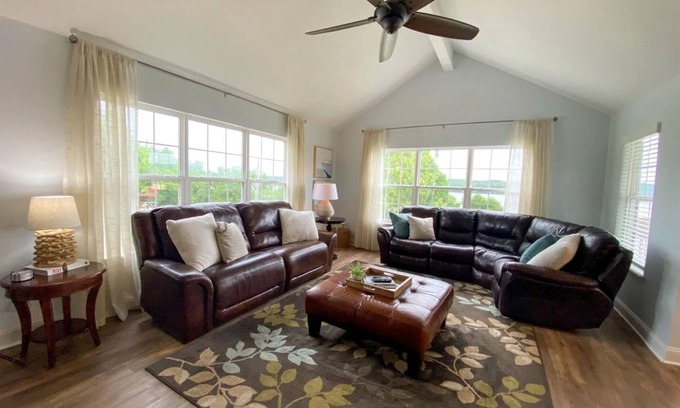 Beaver Shores House | SuMMER NoW OpeN+Beaver Lake Views+Hot Tub