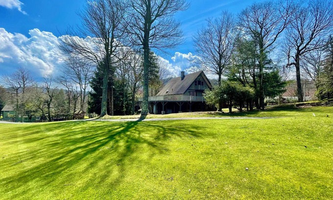 Beech Mountain Ski Chalet | Summer on Beech Mountain/Gorgeous Cabin/Hiking/Hot Tub/Pets