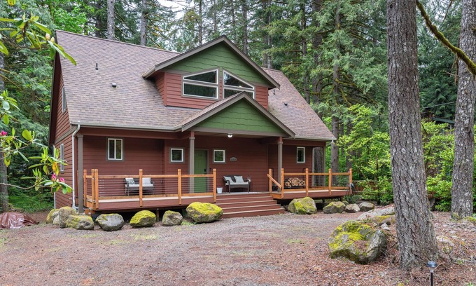 Zigzag Ski Chalet | Summer perfect getaway!Hot-tub, Creek,dog friendly, EV charger