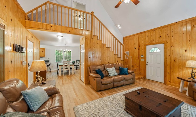 Mentone House | Summer Retreat: 3BR/3BA Cabin + Hot Tub & Game Room!