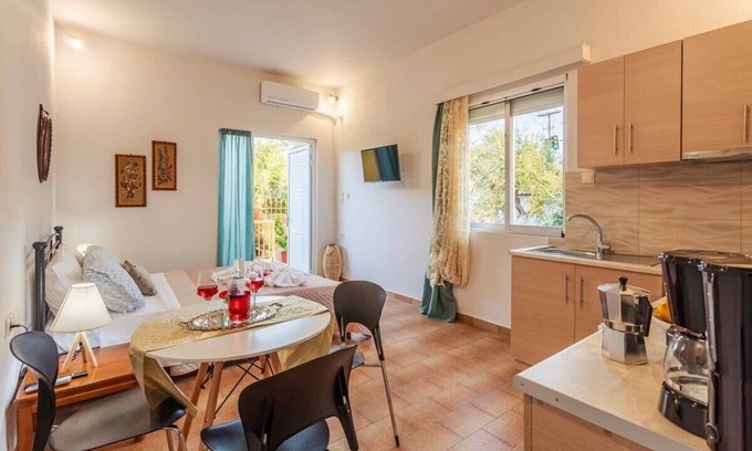 Kalamata House | Summer Rose Garden Getaway - A step to the Beach