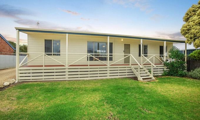 Middleton House | Summer Salt - 82 Padman Cres, Middleton