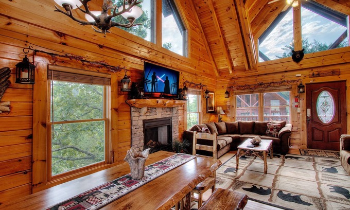 Gatlinburg - Pigeon Forge Cabin | "Summer special" A+Views&Location HotTub Arcade Games Pool Table Pool sleeps 18