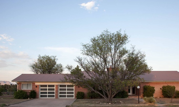 Marfa House | Summer Special - Remodeled mid-century home overlooking the mountains and town
