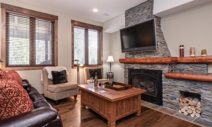 Woodwinds House | Summer Stays Available! Modern Townhome on Sierra Star Golf Course with Private Hot Tub and Grill!
