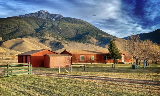 Livingston House | Summer & Winter Paradise, Stunning Mountain Views & Close To Yellowstone Park!