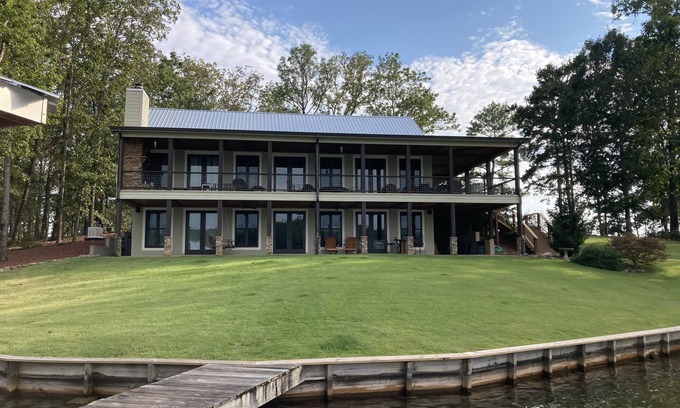 Pleasure Point House | Summertime at the beautiful Lake Martin. Alabama's premier lake retreat.