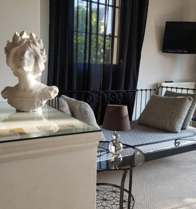 Lagow Apartment | Summertime Suites