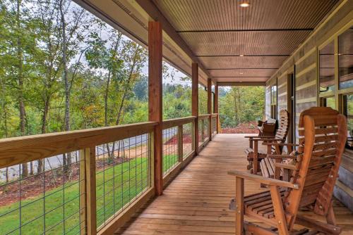 Summerville House | Summerville Getaway with Deck and On-Site Creek!
