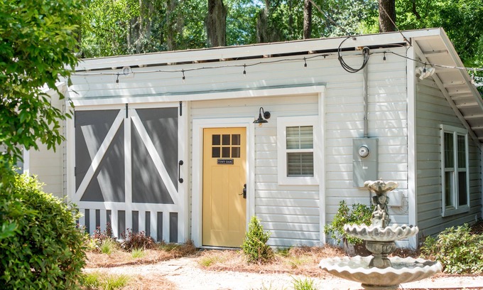 Summerville Historic District Apartment | Summerville’s Tiny Oak Hideaway