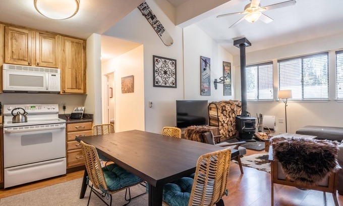 Mammoth Lakes Condo | Summit #257 - Top floor Summit 1 Bedrm 1 Bathrm Condo. Just steps too Little Eagle Lodge. Sleeps 4