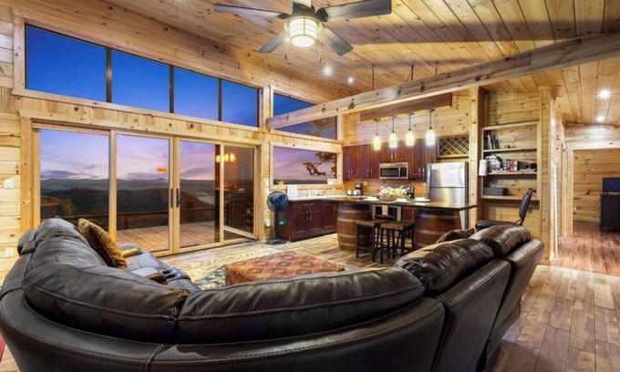 Broken Bow Cabin | Summit Cabin | 180° Lake Views & Off-Grid Escape