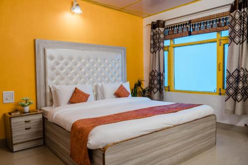 The Mall Road Apartment | SUN 2BHK by Wabi Sabi Stays Steep Uphill walk 5 Mins