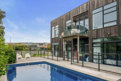 Waikanae House | Sun and Serenity - Waikanae Beach Holiday Home