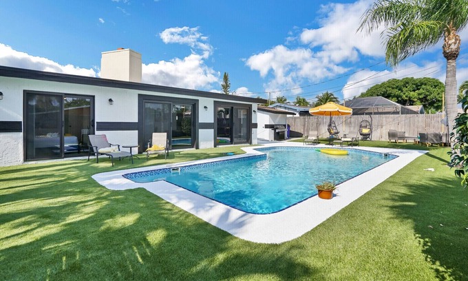 Deerfield Beach House | Sun Casita ☀️ Heated Pool & Putting Green - 6 min to Beach