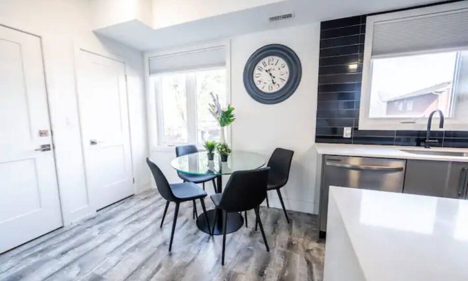 Niagara Falls Apartment | Sun drenched 3 Bed 2 Bath New Modern Townhouse